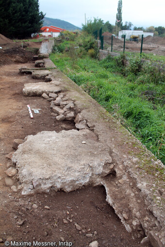 A la fin du XIXe s, une premi&egrave;re scierie est construite sur le site de Ch&acirc;tenois (Bas-Rhin), accol&eacute; au gouttereau est du moulin.Au XXe s., le mur de berge initial est recouvert par un niveau de b&eacute;ton. L&rsquo;absence d&rsquo;arasement de cette ma&ccedil;onnerie indique qu&rsquo;elle est conserv&eacute;e &agrave; sa hauteur d&rsquo;origine.