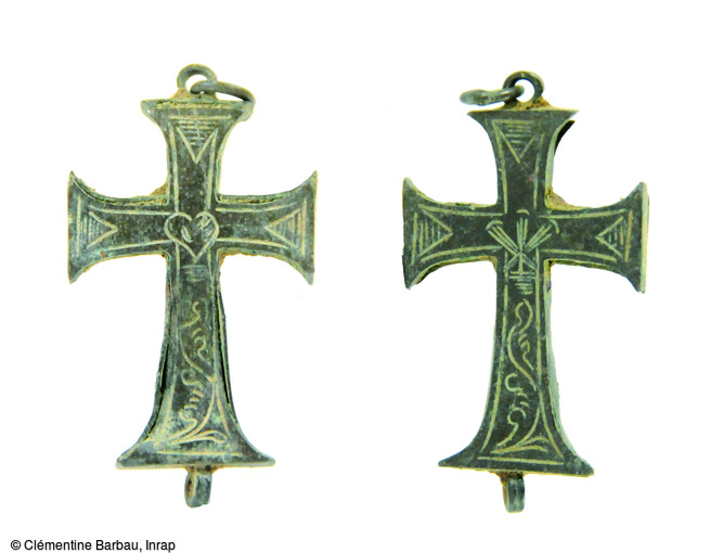 Une croix compos&eacute;e de t&ocirc;les d&eacute;coup&eacute;es en alliage cuivreux et surmont&eacute;e d&rsquo;un anneau afin d&rsquo;&ecirc;tre suspendue a &eacute;t&eacute; mise au jour lors du d&eacute;capage du site de Ch&acirc;tenois (Bas-Rhin). Datation : XIXe s.