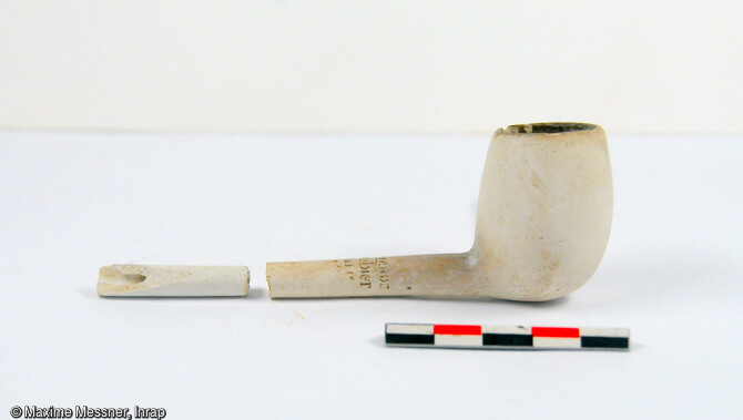 Une des pipes d&eacute;couvertes dans la scierie de Ch&acirc;tenois (Bas-Rhin). Ce mod&egrave;le de l&rsquo;entreprise Gambier est commercialis&eacute; entre 1890 et 1926. Elle est associ&eacute;e &agrave; la phase de modernisation de la scierie consistant en l&rsquo;&eacute;rection d&rsquo;une nouvelle machinerie pour le banc de sciage au d&eacute;but XXe s.