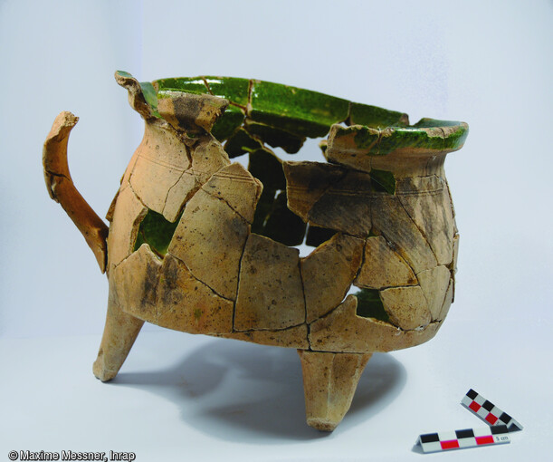 La fouille d'une des salles du moulin sur le site de Ch&acirc;tenois a livr&eacute; un pot tripode en c&eacute;ramique blanche &agrave; gla&ccedil;ure verte interne sur cru. Cet exemplaire complet de c&eacute;ramique culinaire est attribuable &agrave; la 2e moiti&eacute; du XVIe si&egrave;cle.