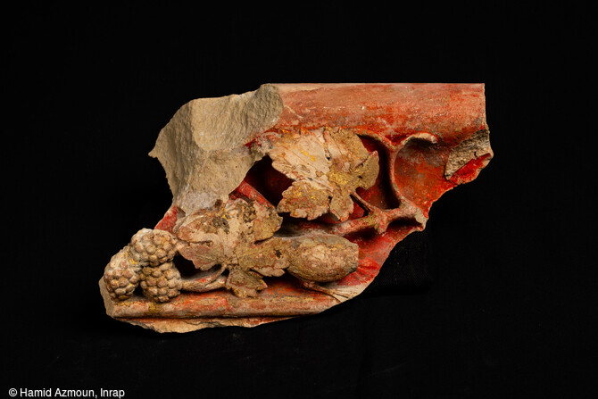 Segments de frise &agrave; d&eacute;cor de feuilles de vigne avec un oiseau, fouille Inrap Notre-Dame de Paris 2022&nbsp;