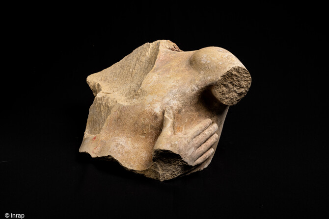 Buste du Christ soutenu par une main (D&eacute;position de croix&thinsp;? Mise au tombeau&thinsp;?), fouille Inrap Notre-Dame de Paris 2022&nbsp;
