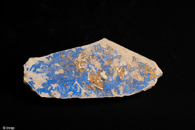 Fragment du d&eacute;cor de fond des sc&egrave;nes de la Passion, fouille Inrap Notre-Dame de Paris 2022&nbsp;