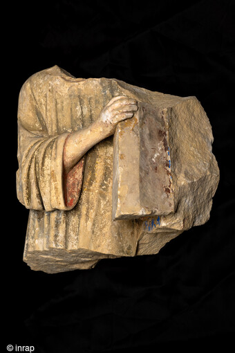 Torse (ac&eacute;phale) du Christ portant la croix (Portement de croix), fouille Inrap Notre-Dame de Paris 2022