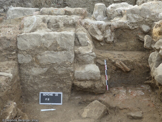 Structures hydrauliques de l'espace thermal antique (entre le Ier et IVe si&egrave;cle de notre &egrave;re) de Soyons (Ard&egrave;che). Cette structure hydraulique plus monumentale, avec un passage vo&ucirc;t&eacute; install&eacute; entre deux murs pourrait &ecirc;tre destin&eacute;e &agrave; l'&eacute;vacuation d'un flux d'eau plus cons&eacute;quent. Des am&eacute;nagements pour emp&ecirc;cher la remont&eacute;e d'humidit&eacute; dans les ma&ccedil;onneries adjacentes ont &eacute;t&eacute; rajout&eacute;s (bourrelets de mortier hydraulique, ressauts de fondations). Cet ouvrage &eacute;tait peut-&ecirc;tre aussi n&eacute;cessaire pour &eacute;vacuer l'eau de la partie r&eacute;sidentielles de la villa, situ&eacute;e au dessus. 