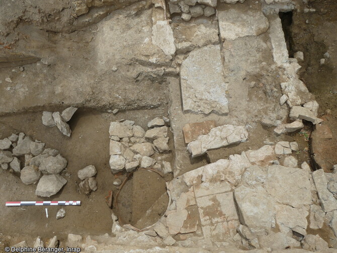 Les structures hydrauliques de l'espace thermal antique ( entre le Ier et IVe si&egrave;cle de notre &egrave;re) de Soyons (Ard&egrave;che). Un autre exemple de la parfaite gestion de l'eau est la mise en place d'un fond de dolium (grande jarre), dans un massif ma&ccedil;onn&eacute;qui servait sans doute &agrave; recueillir l'eau de ruiss&egrave;lement de la toiture de cet ensemble baln&eacute;aire. Un orifice est perc&eacute; dans sa panse afin de permettre l'&eacute;vacuation de l'eau, qui s'&eacute;coulait ensuite dans un petit canal ma&ccedil;onn&eacute; raccord&eacute; au caniveau principal.&nbsp; 