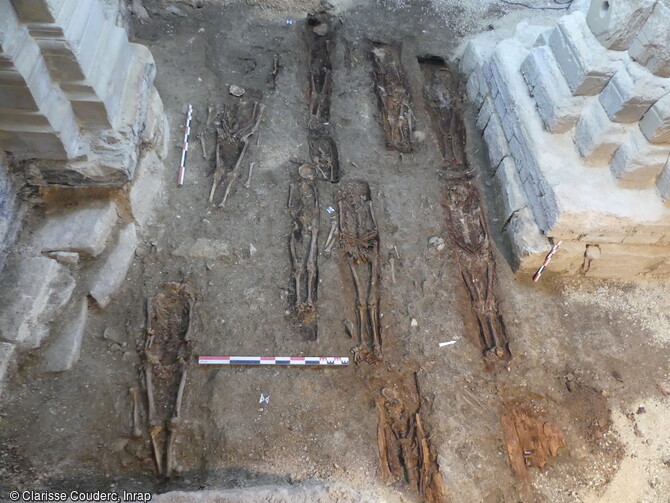 Ensemble de sépultures alignées du cimetière de l'époque moderne mis au jour dans l'église Saint-Philibert à Dijon (Côte-D'Or). Les défunts sont déposés dans des cercueils en bois. 