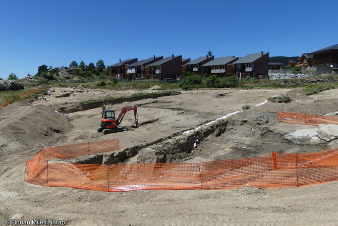 Les fouilles de deux sites &agrave; Font-Romeu-Odeillo-Via (Pyr&eacute;n&eacute;es Orientales),  la Carella  et  Riat Bia  ont mis en &eacute;vidence des am&eacute;nagements renvoyant au pass&eacute; agricole de la commune, et t&eacute;moignant d'une longue occupation du N&eacute;olithique &agrave; l'&Eacute;poque contemporaine. Vue de la zone ouest du chantier de Riat Bia.