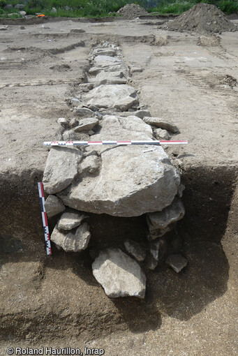  Claveguera  (&eacute;gout) monumentale : syst&egrave;me d'&eacute;vacuation des eaux us&eacute;es, lisiers ou purins en cours de fouille &agrave; Font-Romeu-Odeillo-Via (Pyr&eacute;n&eacute;es Orientales).