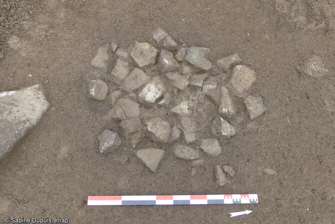 Petit foyer empierr&eacute; d&eacute;lav&eacute; mis au jour sur le site de Riat Bia &agrave; Font-Romeu-Odeillo-Via (Pyr&eacute;n&eacute;es Orientales). Il t&eacute;moigne d'une fr&eacute;quentation du versant, d&egrave;s le N&eacute;olithique jusqu'&agrave; la fin de la l'&acirc;ge du Bronze. A livr&eacute; quelques restes de c&eacute;ramiques.