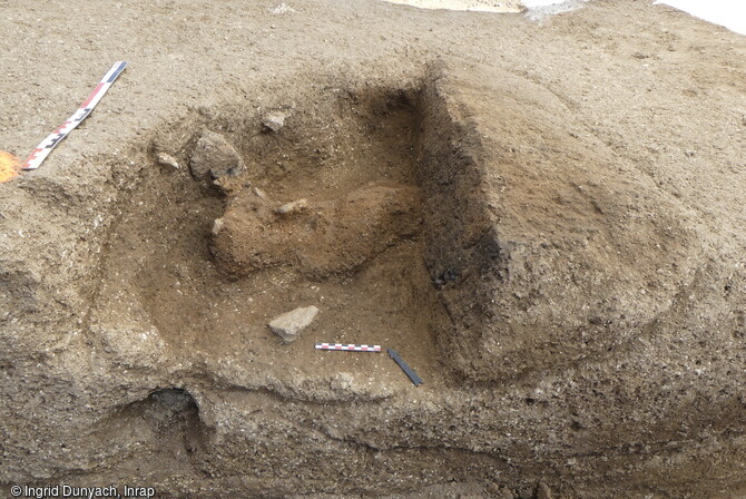 Fosse avec probable rejet de four mise au jour sur le site de Riat Bia &agrave; Font-Romeu-Odeillo-Via (Pyr&eacute;n&eacute;es Orientales). Elle t&eacute;moigne d'une fr&eacute;quentation du versant, d&egrave;s le N&eacute;olithique jusqu'&agrave; la fin de la l'&acirc;ge du Bronze. A livr&eacute; quelques restes de c&eacute;ramiques.