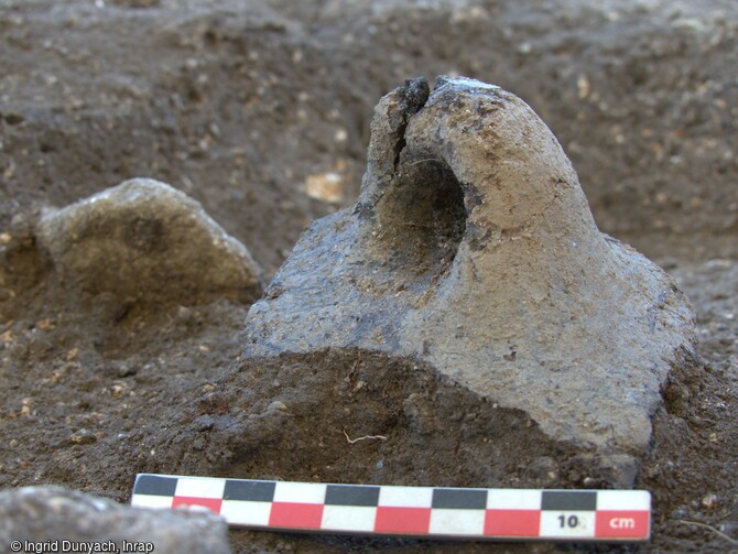 Anse en c&eacute;ramique mise au jour du d&eacute;but de l'&acirc;ge du Bronze ou du N&eacute;olithique sur le site de la Carella &agrave; Font-Romeu-Odeillo-Via (Pyr&eacute;n&eacute;es Orientales). 