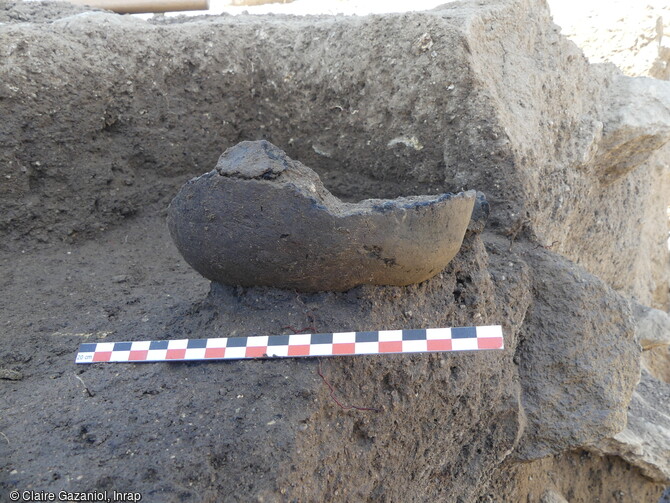 Vase n&eacute;olithique mis au jour dans une fosse sur le site de la Carella &agrave; Font-Romeu-Odeillo-Via (Pyr&eacute;n&eacute;es Orientales). 