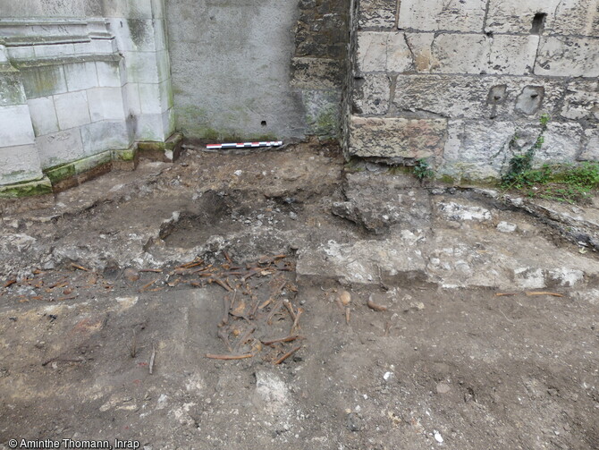 Mur imposant dans la partie ouest du site de fouille de l'&eacute;glise Saint-Pierre-du-Ch&acirc;tel &agrave; Rouen (Seine-Maritime), pouvant correspondre au mur d'enceinte de l'Antiquit&eacute; tardive. Une dalle de b&eacute;ton arm&eacute;, perturbation r&eacute;cente, l'a entam&eacute; et de nombreux ossements provenant des s&eacute;pultures anciennes ont &eacute;t&eacute; remis par dessus.