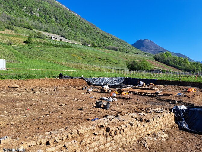 Localisation de la fouille au milieu des vignes &agrave; Arbin (Savoie) d'une production vinicole antique. Dans la Combe de Savoie, sur le pi&eacute;mont ensoleill&eacute; et fertile du Massif des Bauges,l'Inrap a fouill&eacute; une surface de 700 m2 en 2024. 