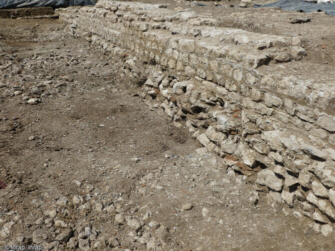 La partie fouill&eacute;e de la production vinicole antique &agrave; Arbin (Savoie) correspond &agrave; l'extr&eacute;mit&eacute; sud-est d'un b&acirc;timent du 1er au IVe si&egrave;cle. Un mur terrasse en d&eacute;limite l'espace construit qui se d&eacute;veloppe au nord-ouest. 
