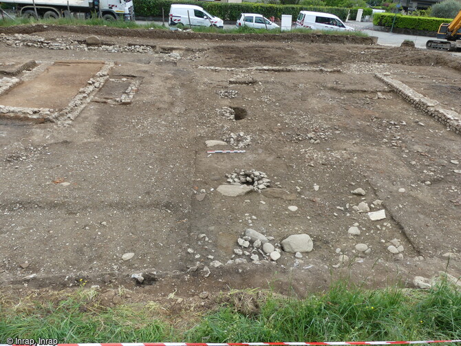 La partie fouill&eacute;e de la production vinicole antique &agrave; Arbin (Savoie) correspond &agrave; l'extr&eacute;mit&eacute; sud-est d'un b&acirc;timent du 1er au IVe si&egrave;cle. La pi&egrave;ce principale, d'environ 250 m2, est un hangar compos&eacute; d'une s&eacute;rie de calages de poteau axiale de 1 &agrave; 1,30 m de diam&egrave;tre s&eacute;parant l'espace en deux nefs.