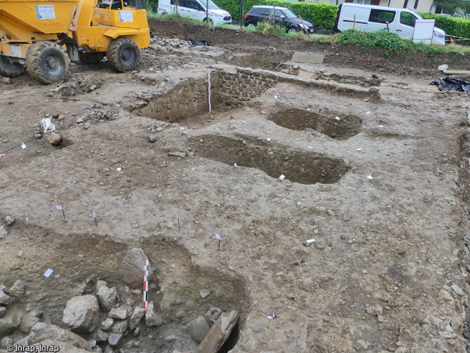 Deux des fosses d'ancrage d'un pressoir vraisemblablement &agrave; vis mises au jour sur le site de production vinicole antique (1er au IVe si&egrave;cle) &agrave; Arbin (Savoie).
