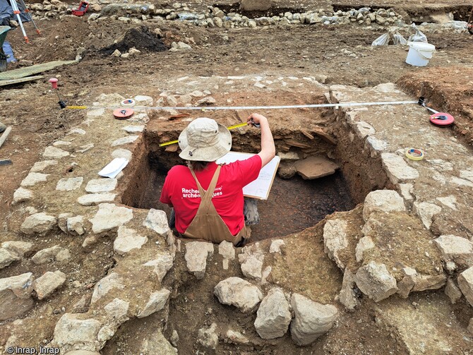 Relev&eacute; en coupe des comblements d'une cuve sur le site de production vinicole antique (1er au IVe si&egrave;cle) &agrave; Arbin (Savoie).