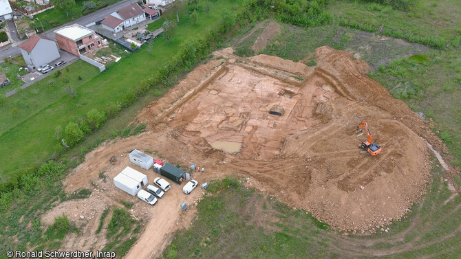 Vue par drone de l'ensemble du décapage du site du Paléolithique moyen à Fameck (Moselle). La parcelle se situe au sein des formations de plateau séparant la Moselle et son affluent la Fensch. 