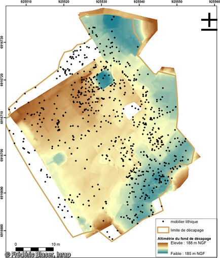Plan de répartition des vestiges et MNT (modèle numérique de terrain)du fond de décapage du site du Paléolithique moyen de Fameck (Moselle). 