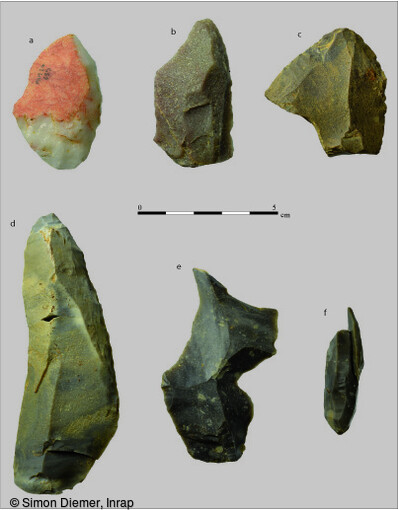 Industrie lithique mise au jour sur le site du Paléolithique moyen à Fameck (Moselle) : a) outil en quartz, b) outil en quartzite, c) outil en chaille, d) outil en silex, e) éclat Levallois en silex, f) silex, remontage d'une lamelle et de son nucléus sur éclat. 