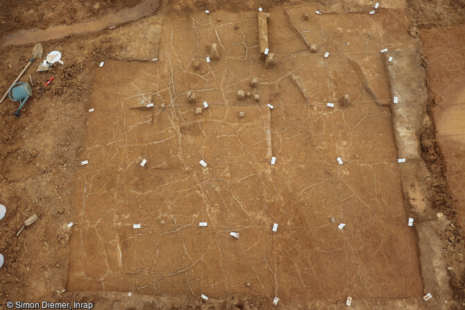 Vue d'ensemble de la concentration du mobilier lithique (locus 4) sur le site de fouille du Paléolithique moyen à Fameck (Moselle). 