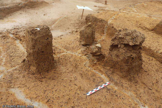 Vue de détail de la concentration du mobilier lithique (locus 4) sur le site de fouille du Paléolithique moyen à Fameck (Moselle).