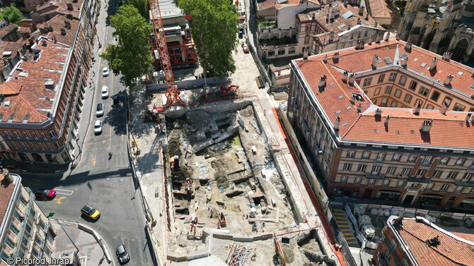 Vue aérienne du chantier de fouille de la future station de métro François Verdier à Toulouse (Haute-Garonne). La fouille prend place dans le prolongement de la rue de Metz, qui reprend le tracé du decumanus antique. 