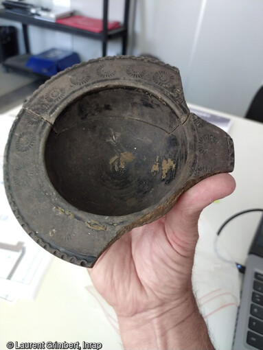 Coupe en céramique de l'Antiquité tardive (Ve siècle) découverte dans le comblement d'un fossé lors du chantier de fouille de la future station de métro François Verdier à Toulouse (Haute-Garonne). 