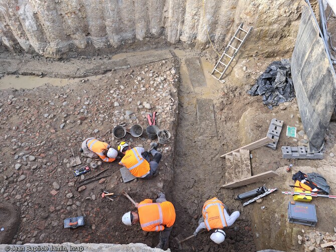 La voirie de l'époque antique en cours de fouille localisée au nord de l'emprise du chantier de la future station de métro François Verdier à Toulouse (Haute-Garonne). 