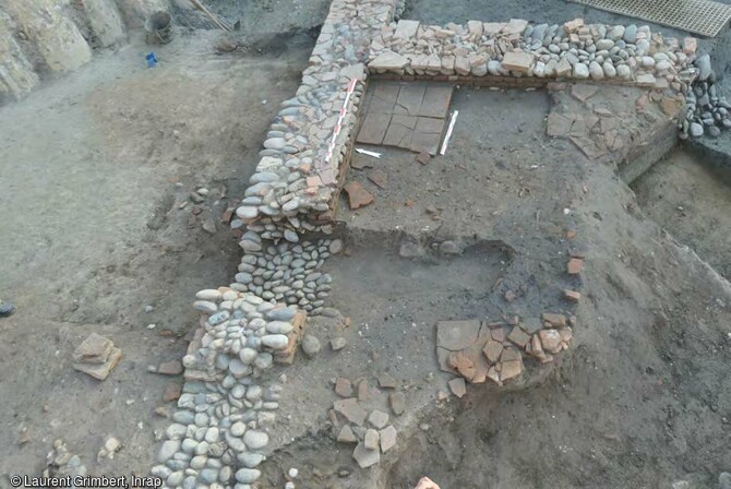 Vestiges d'un petit bâtiment de l'époque antique mis au jour sur le chantier de fouille de la future station de métro François Verdier à Toulouse (Haute-Garonne).