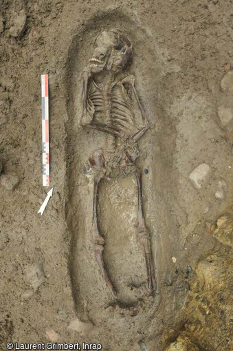 Une des six tombes à inhumation découverte lors de la fouille de la future station de métro François Verdier à Toulouse (Haute-Garonne). Elles s'échelonnent entre le IIe et le IXe siècle.