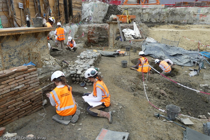 Relevé de stratigraphie de la cave médiévale lors du chantier de fouille de la future station de métro François Verdier à Toulouse (Haute-Garonne). Cette cave confirme l'existence d'habitations associées au développement des faubourgs, à proximité d'un des axes routiers majeurs de la cité toulousaine 