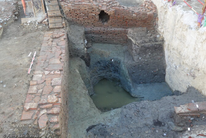 Vue de la fosse dépotoir découverte dans la cave médiévale sur le chantier de fouille de la future station de métro François Verdier à Toulouse (Haute-Garonne). Ces latrines datant des XIVe -XVe siècles ont livré beaucoup de mobilier céramique et du mobilier en bois (bols tournés). 