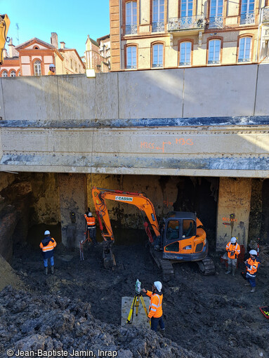 Chantier de fouille de la future station de métro François Verdier à Toulouse (Haute-Garonne). Ce chantier hors norme s'est caractérisé par une co-activité avec les entreprises chargées de la construction de la station. L'activité archéologique s'est adaptée aux contraintes techniques induites par un aménagement aussi important : lors de la dernière phase de fouille les archéologues se sont retrouvés à fouiller  en taupe , sous une dalle de béton. 