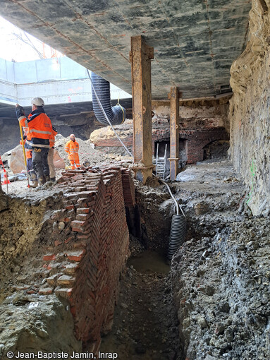 Chantier de fouille de la future station de métro François Verdier à Toulouse (Haute-Garonne). Ce chantier hors norme s'est caractérisé par une co-activité avec les entreprises chargées de la construction de la station. L'activité archéologique s'est adaptée aux contraintes techniques induites par un aménagement aussi important : lors de la dernière phase de fouille les archéologues se sont retrouvés à fouiller  en taupe , sous une dalle de béton.