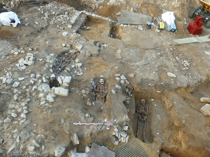 Vue de la fouille du site de La Flotte sur l'île de Ré (Charente-Maritime). Sépultures installées dans un bâtiment, possible chapelle avec au centre des fours à cloche du début du XIIIe siècle. La zone funéraire dans et autour du bâtiment comprend au total 48 tombes d'une période comprise entre le 8ème siècle et le 15ème siècle. Les plus anciennes, au nombre de quinze, correspondent à l'époque carolingienne (8ème-10ème siècle) 