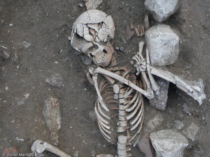 Individu inhumé à l'époque carolingienne, tête au sud avec un collier de perles et un bassin en fer mis au jour à La Flotte sur l'île de Ré (Charente-Maritime). Ses membres sont repliés et surélevés, position inhabituelle, il reste à confirmer si cette position est volontaire ou liée à l'effondrement de l'architecture de la tombe. La position de la tête au sud sort de la norme, dans les cimetières chrétiens, la tête est à l'ouest.