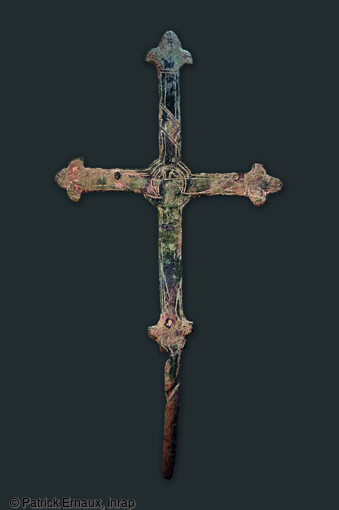 Croix avec figuration du Christ sur une croix en alliage cuivreux doré, vers le XIVe siècle, provenant d'une inhumation à La Flotte sur l'île de Ré (Charente-Maritime).