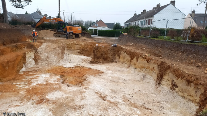 Vue générale de la fouille de la rue du Soleil levant à Abbeville (Somme) au cours de laquelle dans des sédiments apportés par la Somme, ont été mis au jour des restes de grands herbivores et quelques artéfacts qui témoignent de la présence humaine il y a plus d'un demi million d'années. La fouille à au lieu à proximité immédiate de la carrière Carpentier dans laquelle la découverte de bifaces par Jacques Boucher de Perthes avait contribué à la preuve de  l'Homme antédiluvien . 