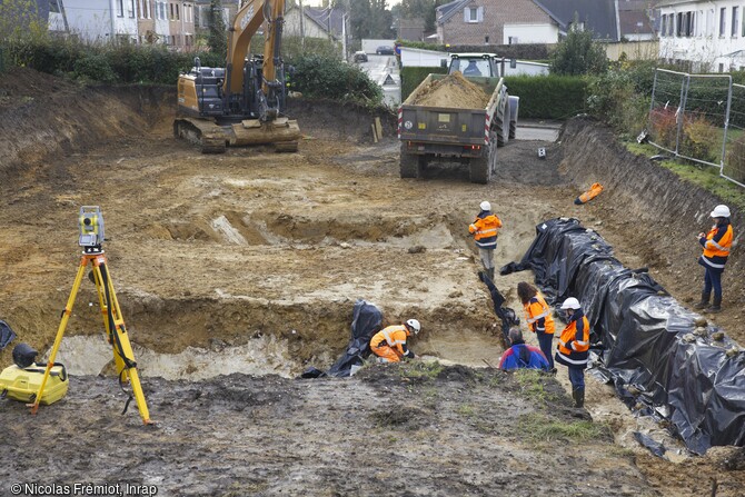 Vue du chantier de fouille de la rue du Soleil levant à Abbeville (Somme) au cours de laquelle dans des sédiments apportés par la Somme, ont été mis au jour des restes de grands herbivores et quelques artéfacts qui témoignent de la présence humaine il y a plus d'un demi million d'années. La fouille à au lieu à proximité immédiate de la carrière Carpentier dans laquelle la découverte de bifaces par Jacques Boucher de Perthes avait contribué à la preuve de  l'Homme antédiluvien .