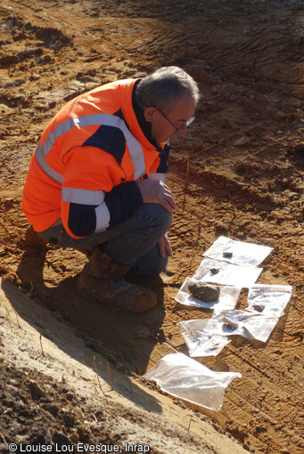 Examen du matériel lithique sur le terrain de fouille de la rue du Soleil levant à Abbeville (Somme). 