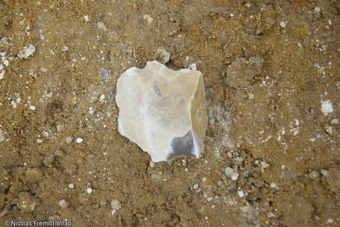 Éclat de silex découvert au cours de la fouille de la rue du Soleil levant à Abbeville (Somme).