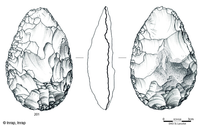 Biface de type acheuléen. Au-dessus des limons fluviatiles de la carrière Carpentier se trouvaient des dépôts de sable et de graviers datés de 550 000 ans qui contenaient ces types de bifaces. Cette séquence stratigraphique est similaire à celle observée rue du Soleil levant à Abbeville (Somme) et permet d'avoir une première idée de l'âge des découvertes réalisées sur la fouille. 