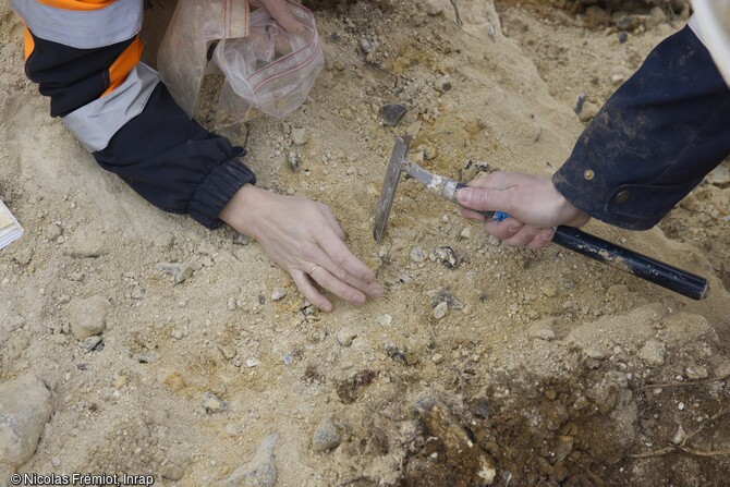 Prélèvement de sédiment pour préciser l'âge du dépôt sédimentaire au cours de la fouille rue du Soleil levant à Abbeville (Somme).