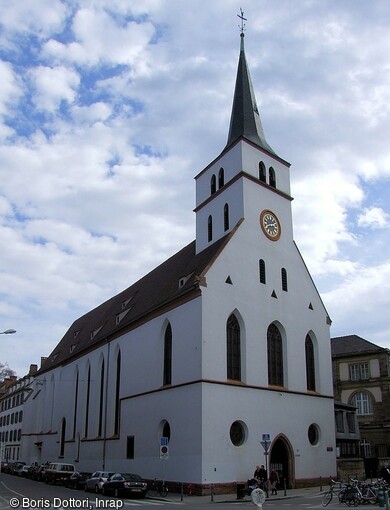 L'&eacute;glise Saint-Guillaume &agrave; Strasbourg (Bas-Rhin) est &agrave; l'origine une &eacute;glise conventuelle. Une communaut&eacute; de moines de l'ordre de Saint-Guillaume s'y &eacute;tait install&eacute;e en 1298. Cette op&eacute;ration r&eacute;alis&eacute;e lors de la restauration s'est d&eacute;roul&eacute;e en plusieurs phases. L'&eacute;tude du b&acirc;ti en mai 2018, la fouille du narthex en novembre-d&eacute;cembre 2020 et la fouille de la nef en janvier-f&eacute;vrier 2021. Ces diff&eacute;rentes interventions ont permis de retracer l'histoire architecturale et l'&eacute;volution de l'&eacute;glise de ses origines (fin du XIIe-d&eacute;but XIVe si&egrave;cle) &agrave; nos jours. 