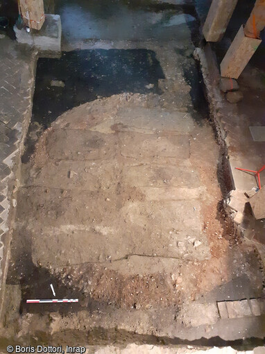 Vestiges de l'&eacute;glise Saint-Guillaume &agrave; Strasbourg (Bas-Rhin) interpr&eacute;t&eacute; comme pouvant &ecirc;tre l'oraturium de 1298, ult&eacute;rieurement recoup&eacute;s par des s&eacute;pultures install&eacute;es dans la nef du XVe si&egrave;cle. 