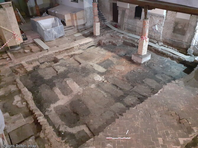 Les fosses s&eacute;pulcrales align&eacute;es dans la nef de l'&eacute;glise Saint-Guillaume &agrave; Strasbourg (Bas-Rhin) en cours de fouille en 2021. Quatorze s&eacute;pultures ont pu &ecirc;tre fouill&eacute;es, elles dateraient du milieu du XVe si&egrave;cle jusqu'au milieu du XVIe si&egrave;cle. 