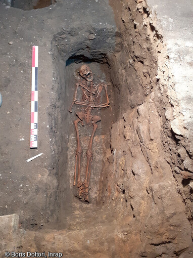 Vue de l'une des s&eacute;pultures de l'&eacute;glise Saint-Guillaume &agrave; Strasbourg (Bas-Rhin) mise au jour au cours de fouille de la nef en 2021. La fosse s&eacute;pulcrale a &eacute;t&eacute; creus&eacute;e dans un contrefort d&eacute;moli de l'&eacute;glise du XIVe si&egrave;cle. 